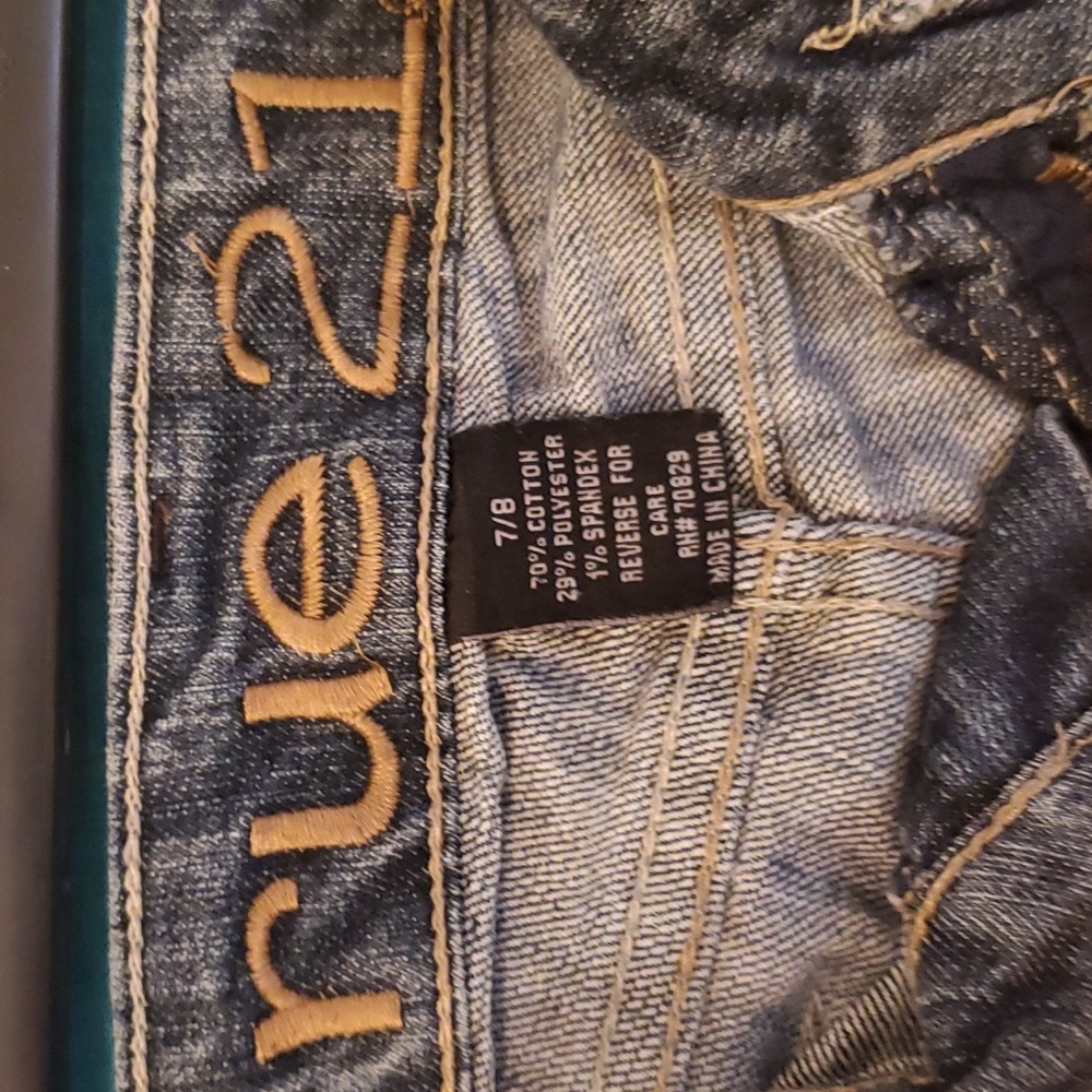 Rue21 Capri Style Jeans; White Washed Blue Denim; Size 7/8 - Picture 3 of 4